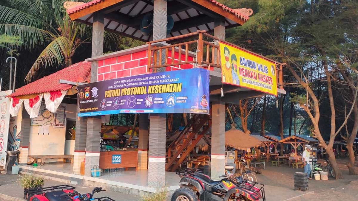 Polres Blitar terus memberikan himbauan kepada wisatawan agar tetap mematuhi prokes. Baik dengan kegiatan yustisi maupun himbauan lesan dan pemasangan banner di tempat strategis - Polres Tempatkan Anggota di Tempat Wisata - Antisipasi Sebaran Covid-19