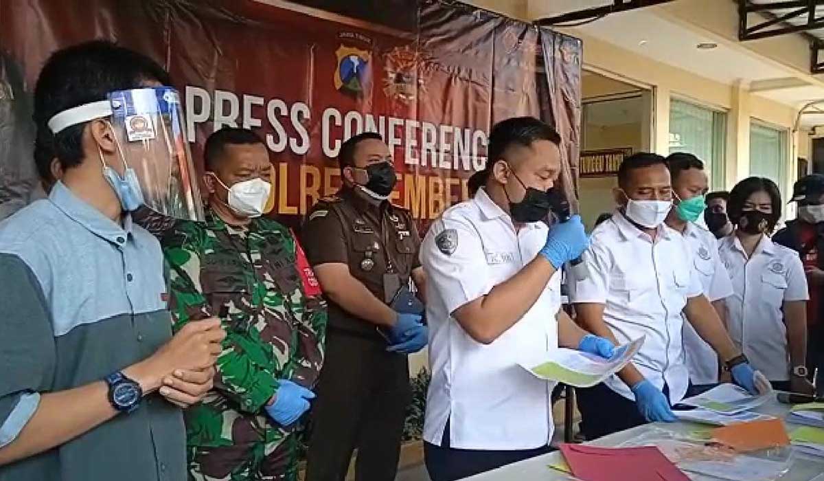 Polres Jember merilis penetapan tersangka pada tiga aktivis demo. (ist) - Tiga Aktivis Pelanggar Prokes Ditetapkan Polisi Sebagai Tersangka