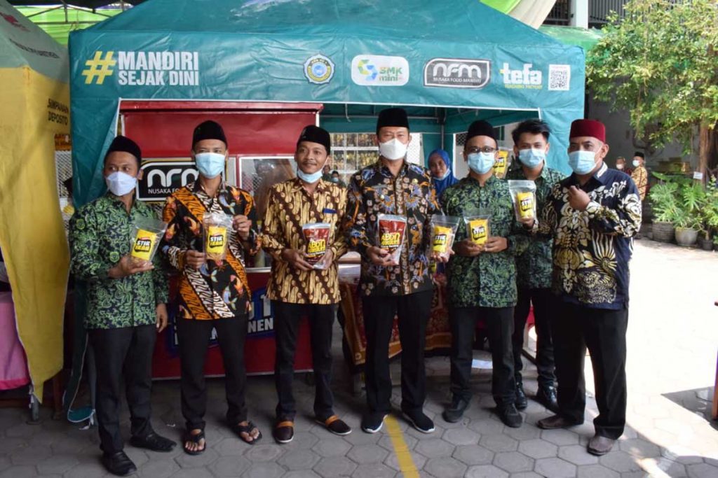 Bupati Yes Meresmikan Maspion Bazar UMKM Mawar Pondok Pesantren