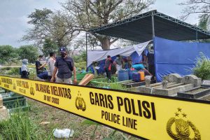 Proses autopsi dijaga ketat oleh pihak kepolisian. (ws1) - Keluarga Minta Autopsi, Polisi Bongkar Makam Ibu Bayi Kembar