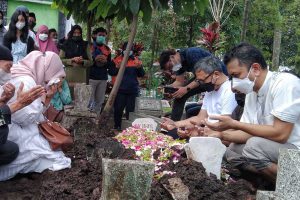 Prosesi pemakaman ibunda Indra Brasco, Anik Rahayu binti Jasin. (ws1) - Indra Brasco Tak Kuasa Azan Pertama di Liang Lahat Ibunda