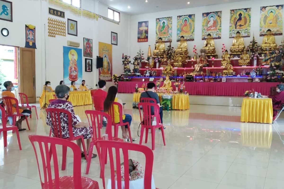 Prosesi peribadatan sesuai protokol kesehatan. (ws1) - Hanya 15 Orang Jalani Ibadah Waisak di Vihara Vajra Dieng