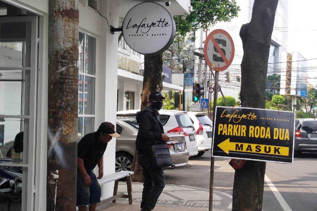Rambu larangan berhenti depan Lafayette Coffe and Eatery. (rhd) - Penegakan Rambu Larangan Parkir dan Berhenti Mandul, Parkir Sembarangan Merajalela