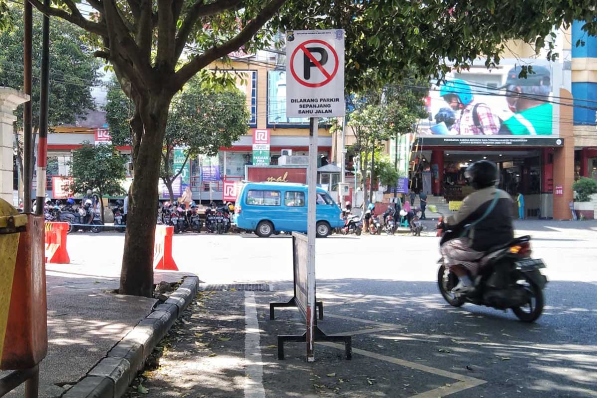 Rambu-rambu dan cone yang terpasang didepan Ramayana Alun-alun. (ws1) - Jelang Lebaran, Dishub Tindak Pelanggaran Parkir di Beberapa Titik