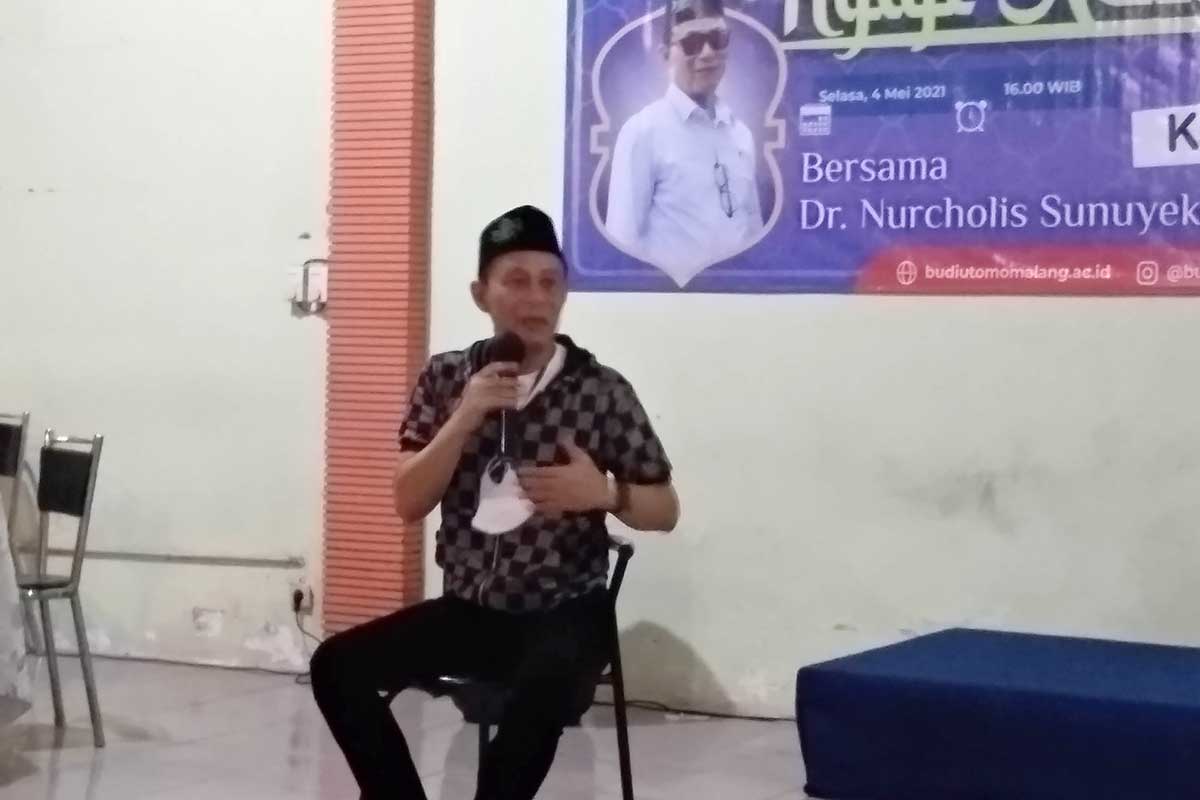 Rektor IBU Malang, Dr Nurcholis Sunuyeko, MSi, saat menyampaikan nilai-nilai Kebudiutamaan. (rhd) - Ngaji Kebudiutamaan ala IBU Malang - PWI Malang Raya, Ingatkan Profesionalisme Wartawan