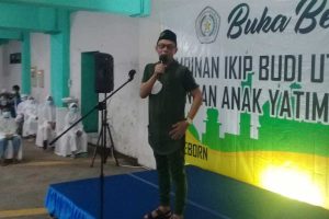 Rektor IBU Malang memberikan motivasi kepada anak yatim piatu. (ist) - Syukur Maba Meningkat, IKIP Budi Utomo Malang Santuni 161 Yatim Piatu