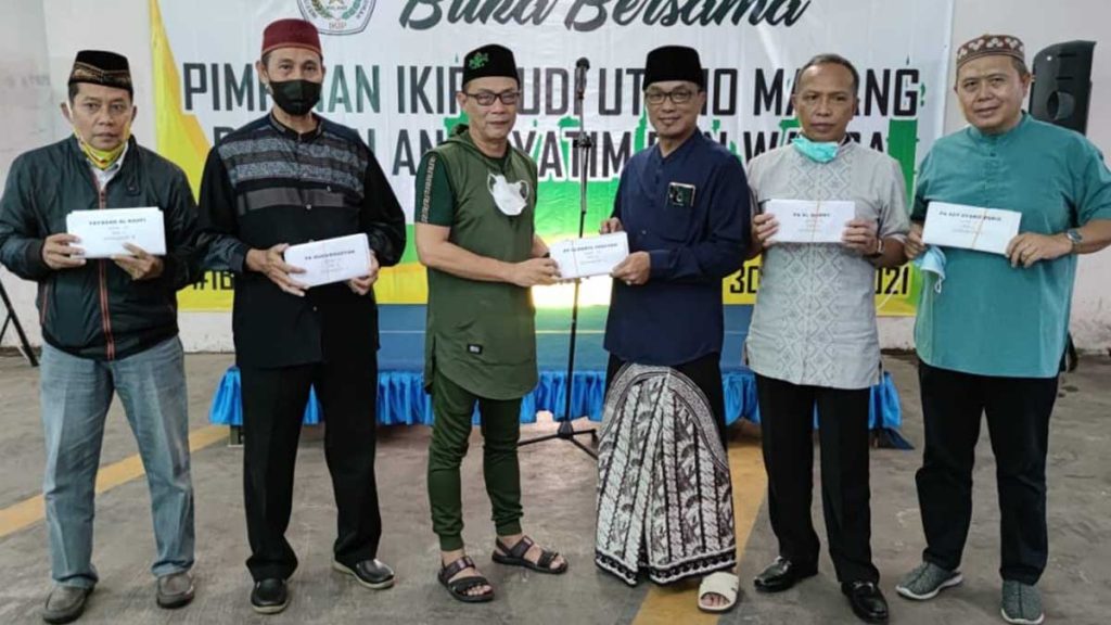 Rektor IBU Malang memberikan simbolis santunan melalui Pengurus Panti Asuhan. (ist) - Syukur Maba Meningkat, IKIP Budi Utomo Malang Santuni 161 Yatim Piatu