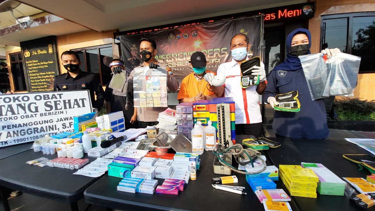 S, pemilik toko obat ilegal beserta barang bukti berupa 99 jenis obat keras. alat-alat kesehatan, seperti alat cek kolesterol, gula darah dan alat tensi darah diamankan di Mapolres Blitar Kota - Buka Toko Obat Ilegal, Seorang Warga Blitar Diamankan Polisi