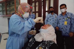 Salah satu anggota DPRD Kota Malang jalani tes swab. (ist) - Usai Libur Lebaran, Anggota DPRD Kota Malang Pastikan Bebas Covid-19 dan Narkoba