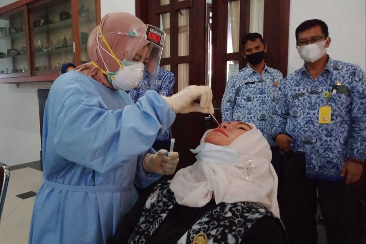Salah satu anggota DPRD Kota Malang jalani tes swab. (ist) - Usai Libur Lebaran, Anggota DPRD Kota Malang Pastikan Bebas Covid-19 dan Narkoba