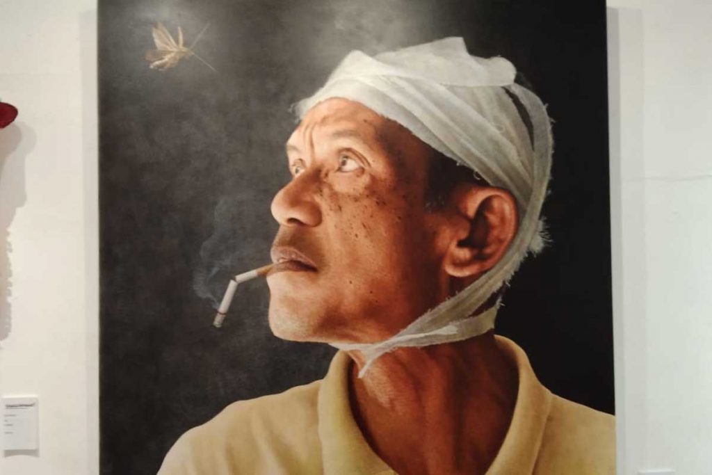 Salah satu lukisan Antoe Budiono, rokok, terpajang saat pameran di Malang. (ws1) - Antoe Budiono, Seniman Otodidak Pernah Pameran di New York