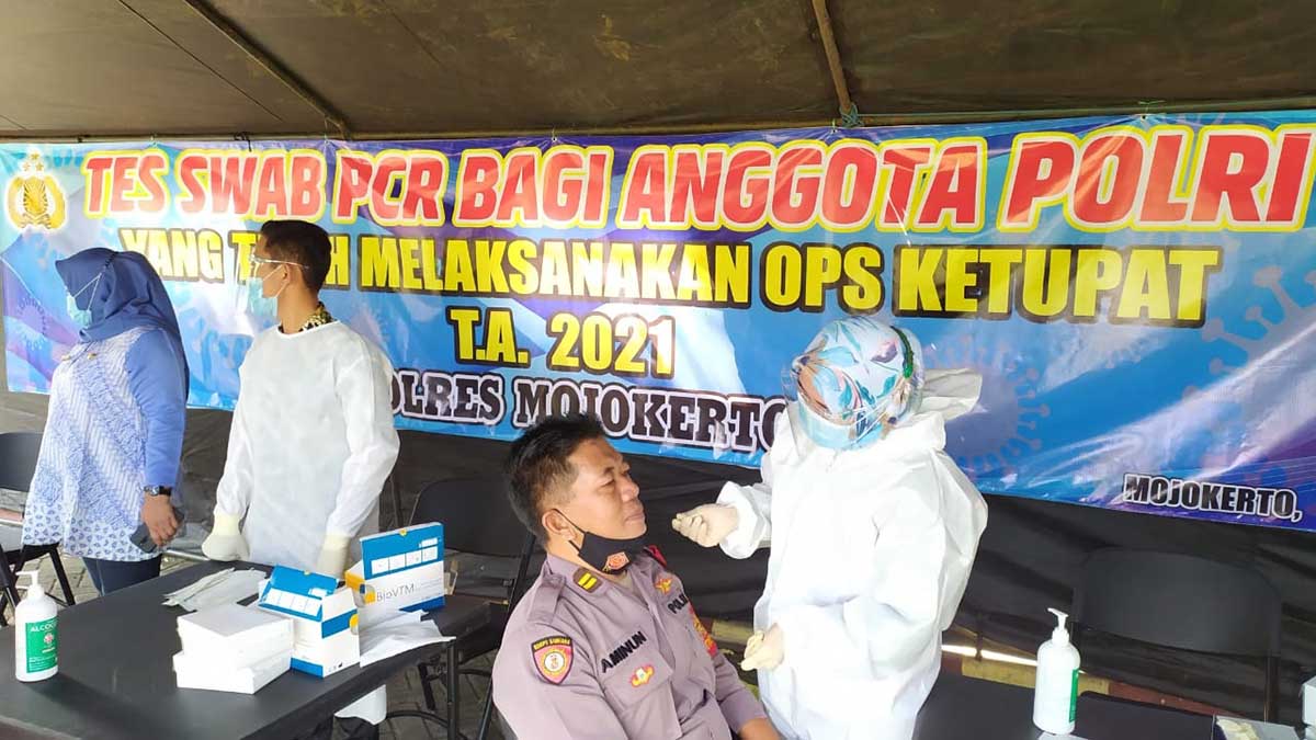 Salah satu petugas menjalani swab covid-19 - 400 Petugas Penjaga Pos Penyekatan Mudik di Swab Covid-19