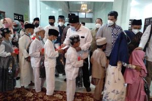 Santunan kepada anak yatim dari tujuh panti asuhan dan non panti asuhan. (ws1) - DPRD Kota Malang Gandeng REI dan PWI Malang Raya Santuni Yatim