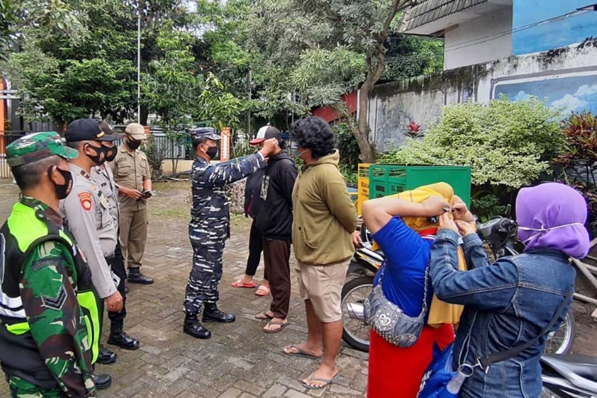 Satgas sanksi pelanggar dan berikan masker gratis. (ist) - Jelang Lebaran, Satgas Jaring 10 Pelanggar Prokes