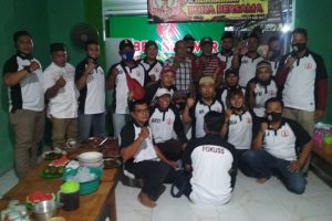 SILATURAHMI : Silahturahmi dan buka bersama anggota Fokuss dihadiri mantan pemain Timnas Riona Asnan dan I Wayan Diana (tidak pakai kaos seragam) - Ormas Fokuss Dorong Sidoarjo Lebih Maju