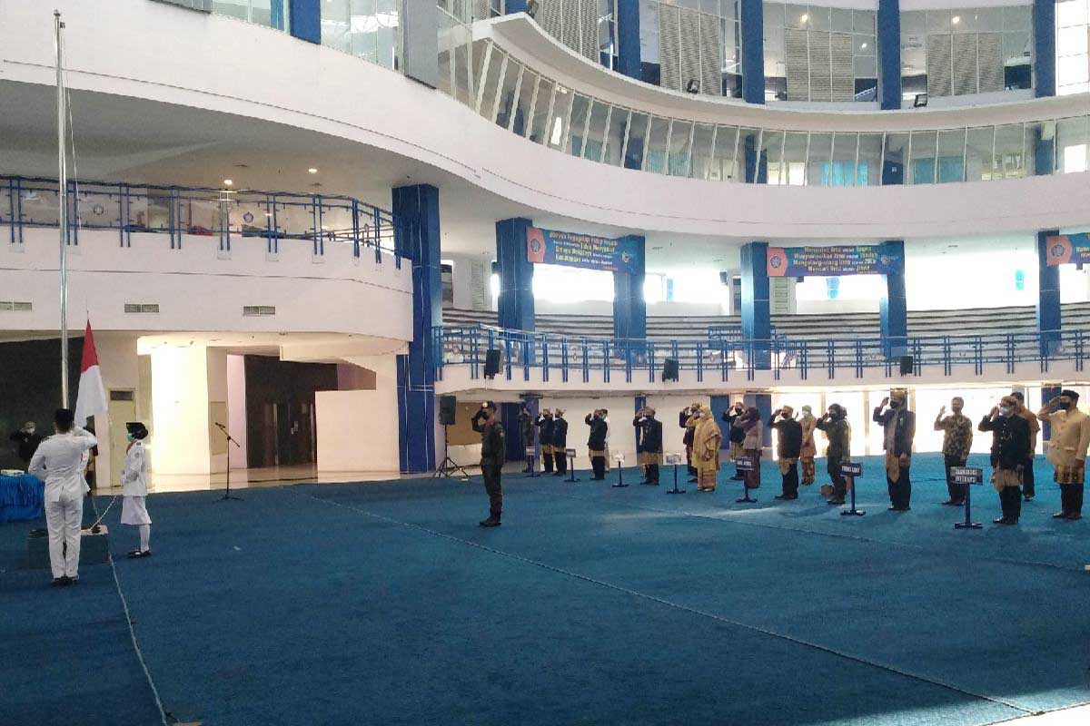 Sivitas akademik Polinema mengikuti upacara bendera peringatan Hardiknas 2021 dengan mengenakan pakaian adat. (rhd) - Peringati Hardiknas 2021, Polinema Kado Beragam Prestasi