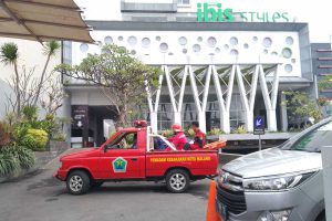 Suasana Hotel Ibis tampak depan petugas damkar masuk ke dalam hotel. (ws1) - Insiden Hotel Ibis, Polresta Makota: Kami Lakukan Penyelidikan