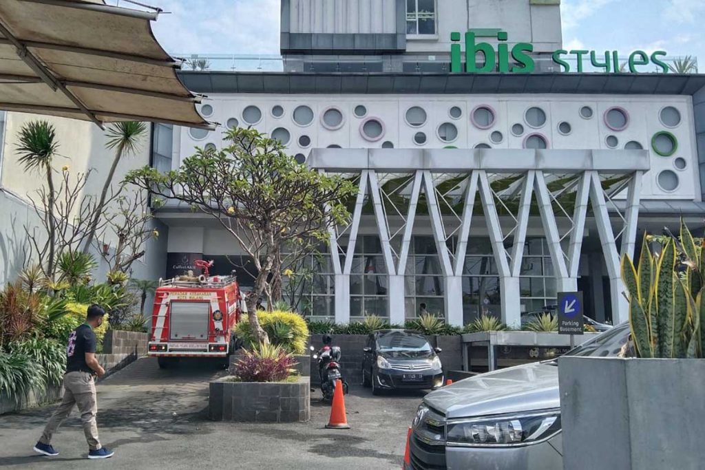 Suasana Hotel Ibis tampak depan, petugas damkar masuk ke dalam hotel. (ws1) - Diduga Kesalahan Teknis, Mekanik Tewas Terjepit Lift Hotel Ibis