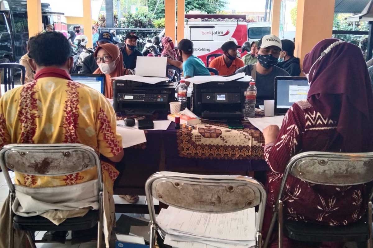 Suasana pengurusan Surat Pemberitahuan Pajak Terhutang Pajak Bumi dan Bangunan (SPPT-PBB). (ws1) - Bapenda Sambang Kelurahan Jemput Bola Layani Masyarakat