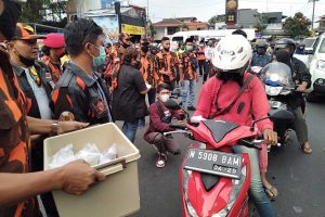 Suasana sosialisasi dan bagi-bagi takjil gratis PAC PP Kecamatan Batu di Alun-alun Kota Batu. (ws2) - Sosialisasi Larangan Mudik, PAC PP Kecamatan Batu Bagikan Masker dan Takjil Gratis