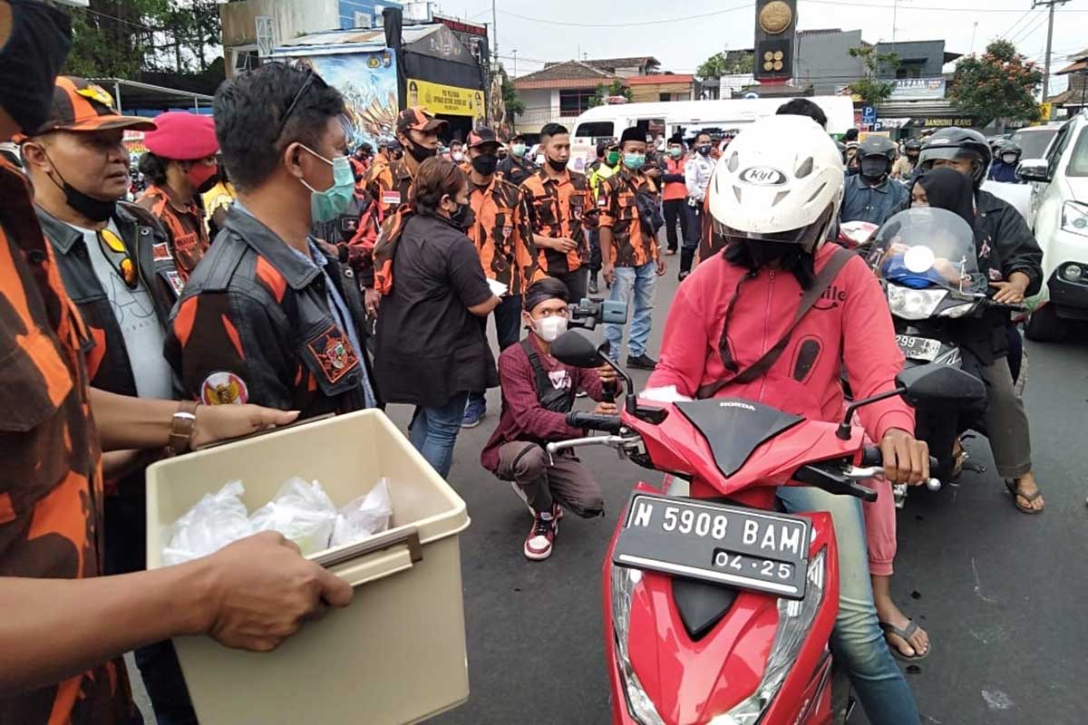 Suasana sosialisasi dan bagi-bagi takjil gratis PAC PP Kecamatan Batu di Alun-alun Kota Batu. (ws2) - Sosialisasi Larangan Mudik, PAC PP Kecamatan Batu Bagikan Masker dan Takjil Gratis