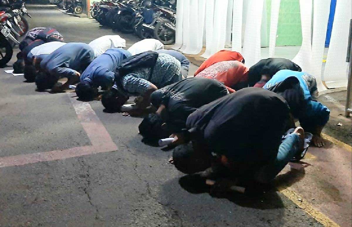 Sujud syukur WBP ketika mendapat remisi. (Ilustrasi) - Ribuan WBP Kelas I Lowokwaru Dapat Remisi