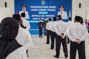 Sutiaji berikan semangat kepada puluhan guru yang diberi tugas kepala sekolah. (ws1) - Resmi Dikukuhkan, 39 Kepala SD dan SMP Siap Bertugas Pekan Depan
