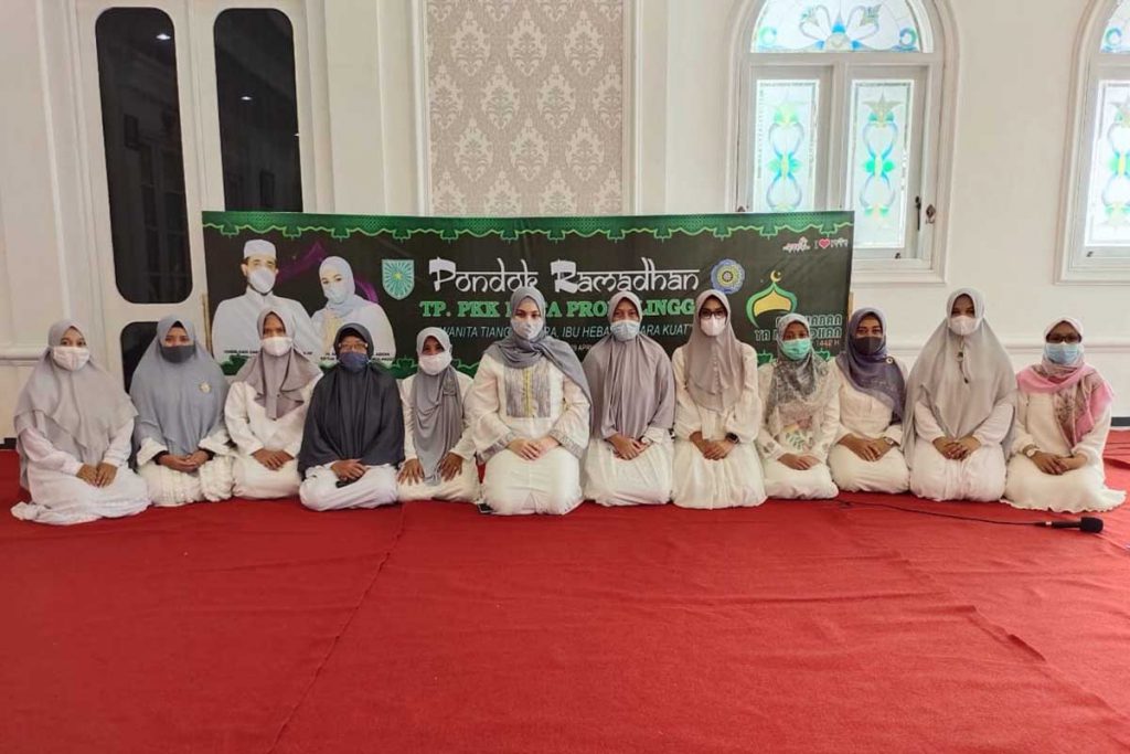 TP PKK Kota Probolinggo sebagai panitia Pondok Ramadan. (ist) - TP PKK Kota Probolinggo Gelar Pondok Ramadan dan Bagi Sembako