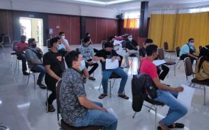Tenaga Harian Lepas (THL) Dinas PUPR Kabupaten Blitar mengikuti vaksin Covid-19 - Delapan THL Dinas PUPR Kabupaten Blitar Usai Divaksin Alami KIPI