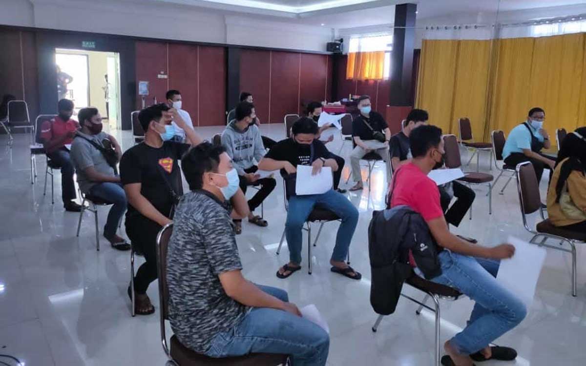 Tenaga Harian Lepas (THL) Dinas PUPR Kabupaten Blitar mengikuti vaksin Covid-19 - Delapan THL Dinas PUPR Kabupaten Blitar Usai Divaksin Alami KIPI