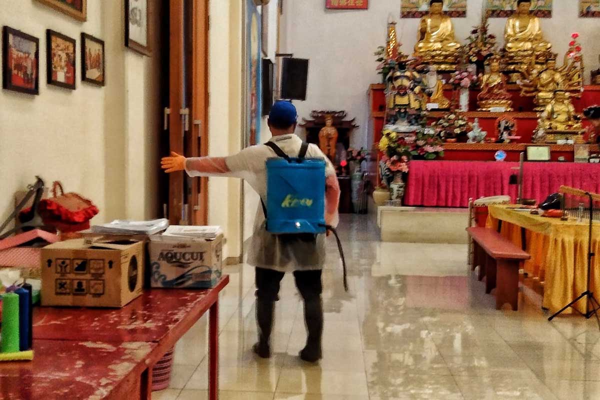 Tim FKUB melakukan penyemprotan di Vihara Vajra Bumi Kertanegara. (ws1) - Sambut Waisak, FKUB Semprot Disinfektan di Vihara
