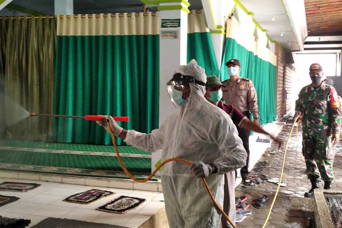 Tim Relawan PMI lakukan penyemprotan disinfektan. (ist) - PMI Semprotkan 1.000 Liter Disinfektan Pasca Haul Habib Sholeh