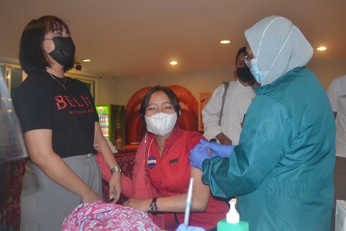 Vaksinasi pelaku wisata di Kota Batu. (ist) - 6570 Dosis Vaksin Astrazeneca Tiba Di Kota Batu, Prioritaskan Guru dan Pelaku Wisata