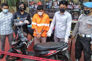 Wakasetreskrim menggelar konferensi pers, bersama pelaku dan barang bukti. (ws1) - Kuli Panggul Pasar Gadang Nekat Gasak Motor Karena Kebutuhan Ekonomi