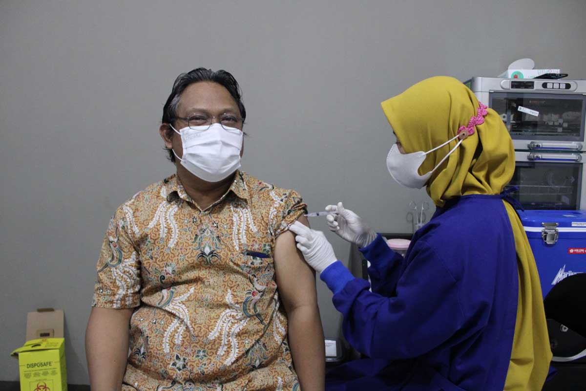 Wakil Rektor I Bidang Akademik ITN Malang, Dr F Yudi Limpraptono ST MT, saat divaksin. (ist) - 260 Dosen dan Staf ITN Malang Vaksinasi Tahap Pertama