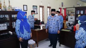 Wali Kota Blitar Santoso melakukan inspeksi mendadak kinerja ASN di beberapa Kantor Organisasi Perangkat Daerah (OPD) Pemkot Blitar - Wali Kota Sidak Kerja ASN di Hari Pertama