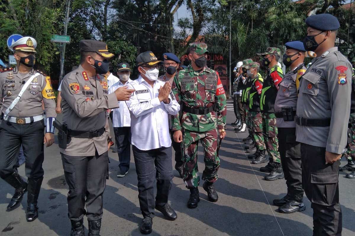Wali Kota Malang mengecek kesiapan aparat gabungan. (ws1) - Operasi Ketupat Semeru 2021, Walikota Malang: Tak Sekedar Rutinitas