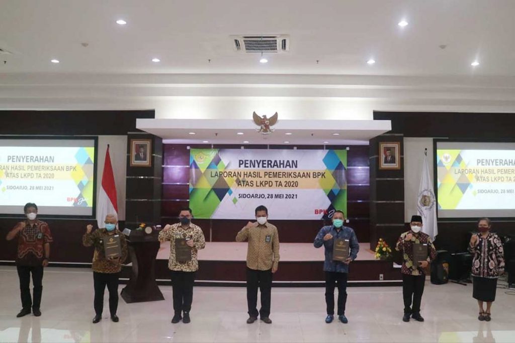 Walikota Malang bersama kepala daerah lainnya. (ist) - Kota Malang Raih 10 Kali Berturut-turut Predikat WTP
