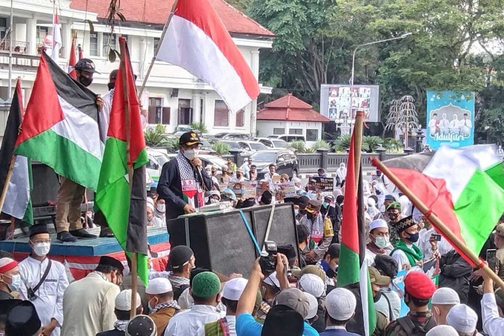 Walikota Malang memberikan orasi dihadapan aksi damai. (ws1) - Peserta Aksi Bela Palestina Lelang Rumah Ratusan Juta