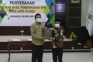 Walikota Malang menerima penghargaan predikat WTP dari Kepala BPK RI Perwakilan Provinsi Jatim. (ist) - Kota Malang Raih 10 Kali Berturut-turut Predikat WTP