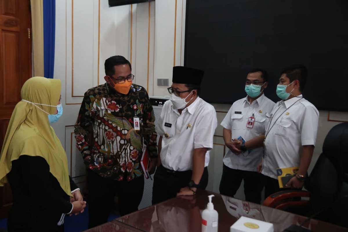 Walikota dan Kepala OJK memberikan solusi. (ist) - Pemkot Malang Lunasi Hutang Pinjol Guru TK dan Upayakan Tempat Mengajar