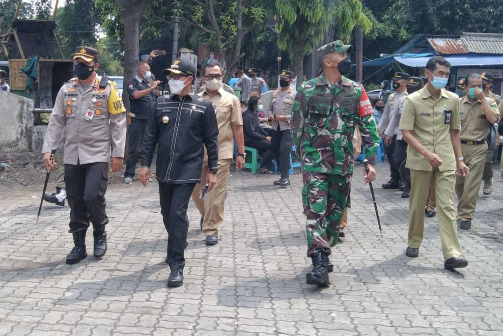 Walikota ditemani Forkopimda dan pihak mall. (ws1) - Walikota Sidak dan Swab Pengunjung Pusat Perbelanjaan