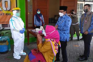 Walikota meninjau pelaksanaan tes swab di RW 09 Tlogomas. (ist) - Klaster Warga RW 09 Tlogomas Bertambah Jadi 21 Orang