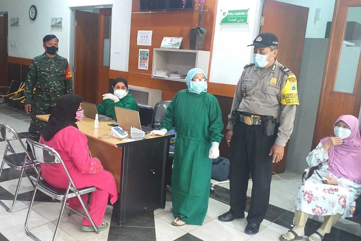 Warga Sumbersari bergiliran menjalani vaksinasi. (ist) - Tingkatkan Imunitas, 96 Warga Sumbersari Jalani Vaksinasi