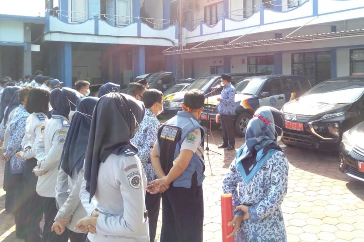 Wawali memberikan motivasi anggota Dishub dalam tugas menjaga penyekatan dan membantu Satlantas. (ist) - Sidak Hari Pertama, Wawali, Sekda dan Inspektorat Apresiasi Kehadiran ASN