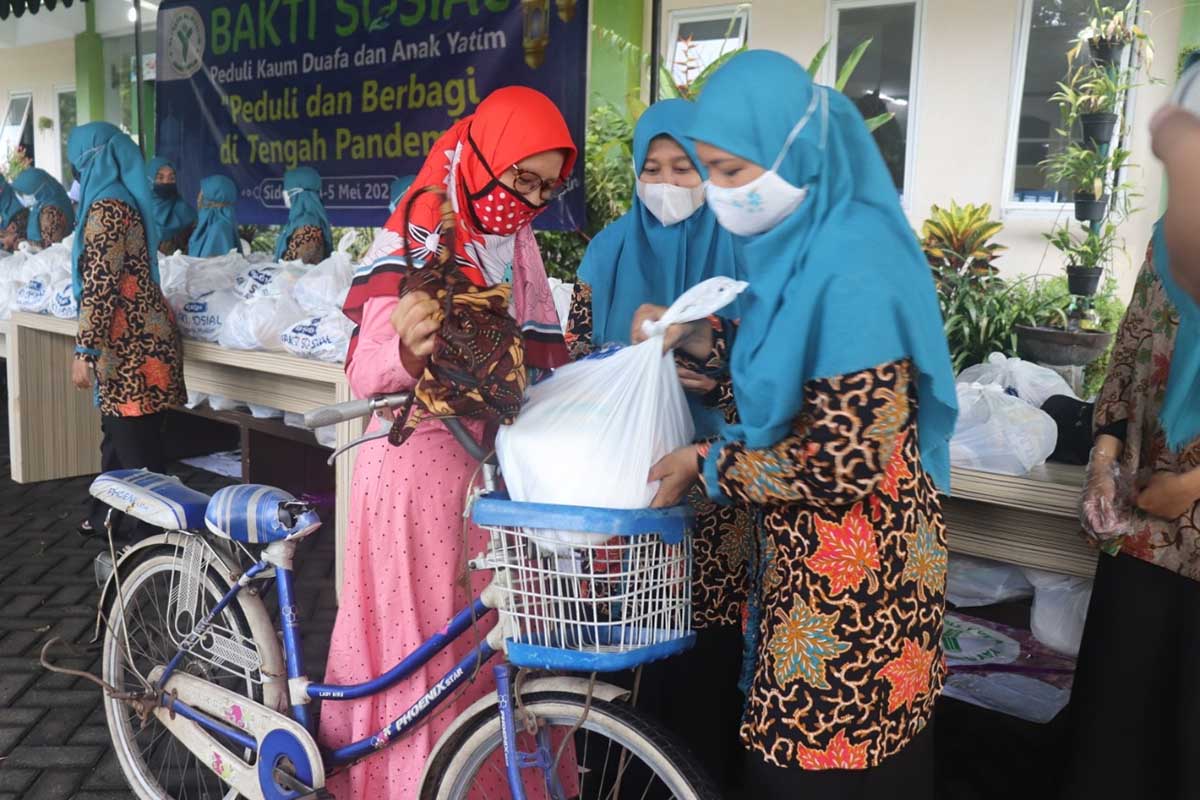 BERBAGI - Yayasan Al Muslim membagikan ribuan paket sembako dalam bakti sosial (Baksos) secara drive thru di halaman Taman SMA Al Muslim Waru, Sidoarjo untuk kaum dhuafa dan anak yatim yang ada di sekitar Kecamatan Waru, Selasa (04/05/2021) - Yayasan Al Muslim Bagikan 1.238 Paket Sembako - Peduli di Tengah Pandemi Covid-19
