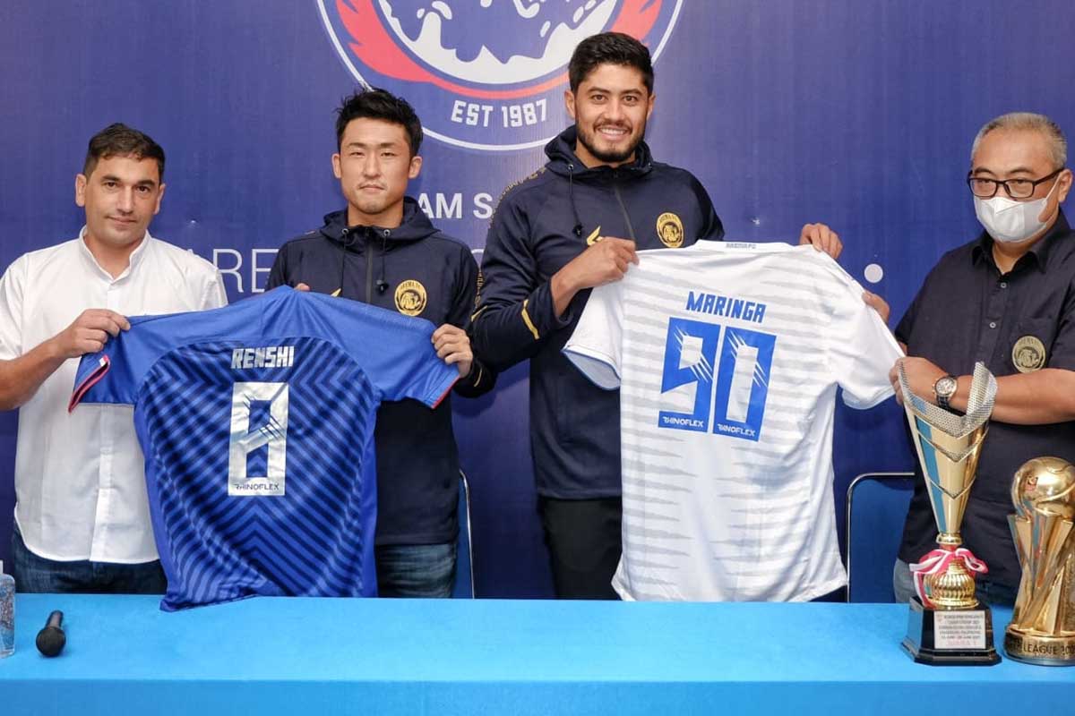 Adilson dan Renshi menunjukkan nomor punggung saat konferensi pers kemarin. (ist) - Begini Kesan Adilson dan Renshi Merumput di Arema FC