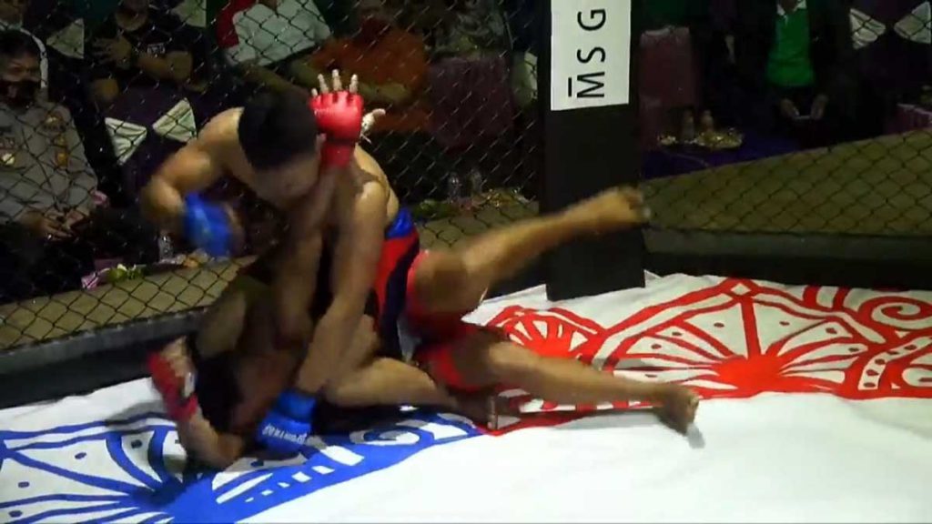 Aksi Regar berhasil membuat tap out lawan. (ist) - ITN Malang Juara Mixed Martial Arts (MMA) 2021 di Probolinggo