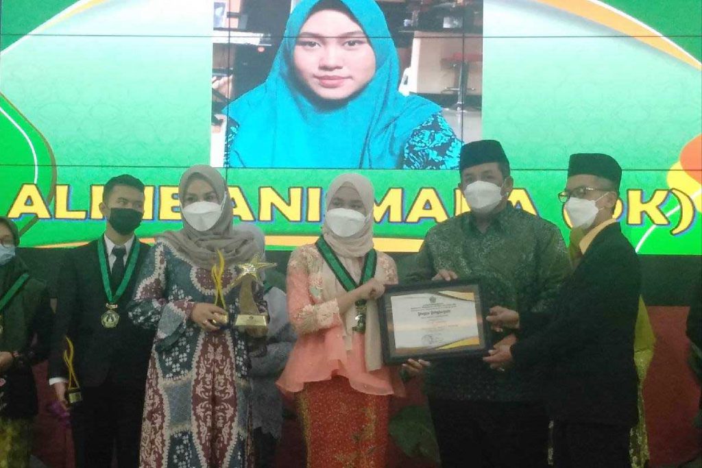 Aline Anismara bersama ibunda menerima penghargaan. (rhd) - MTsN 1 Kota Malang Lepas 363 Siswa Kelas 9