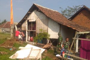 Anggota Kodim 0833, dibantu perangkat dan warga Wonokoyo bedah rumah. (ist) - Kodim 0833 Kota Malang Bedah Rumah Warga Wonokoyo
